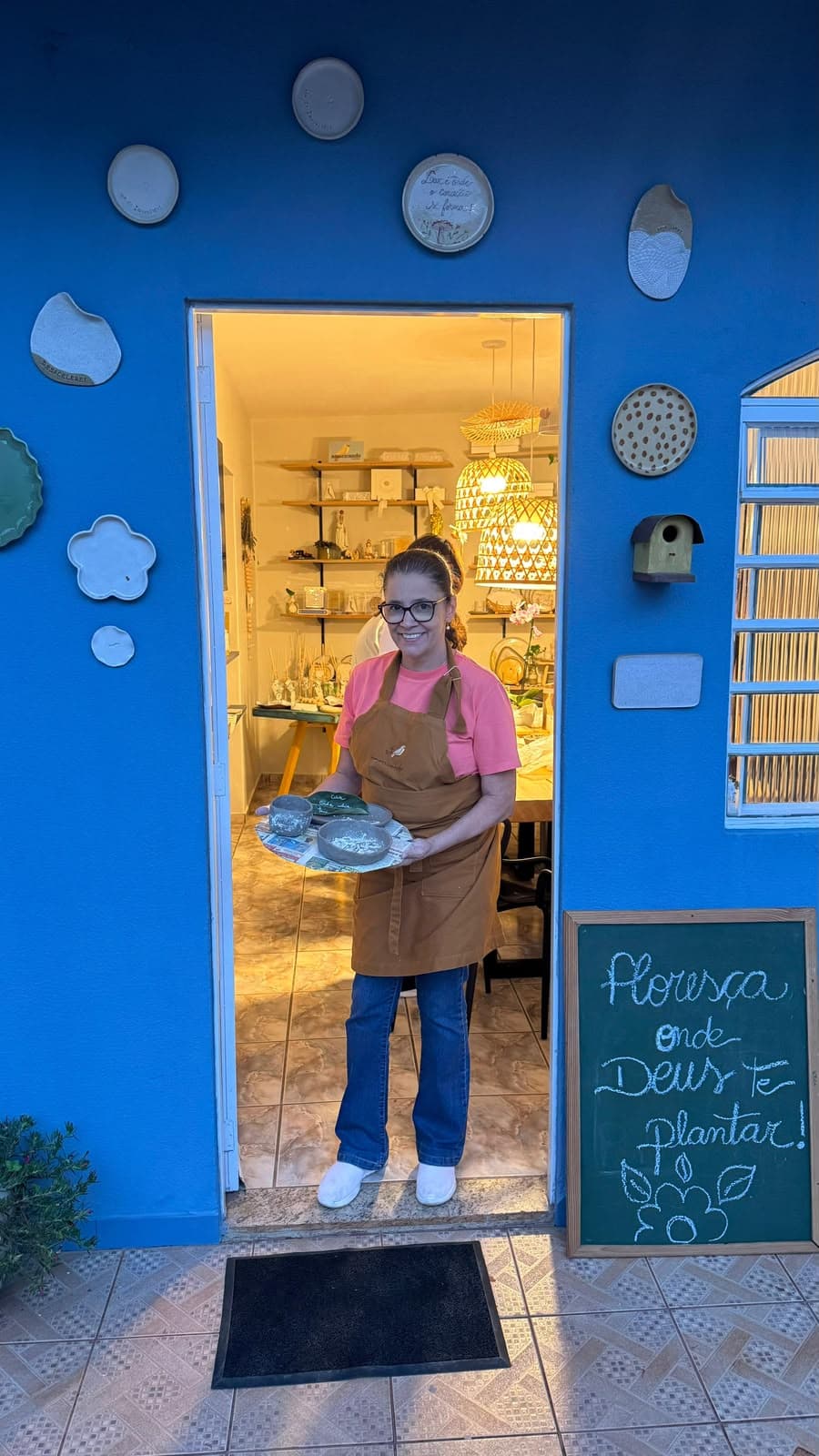 Andreza na porta do ateliê Amoricando